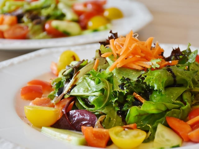 Besonders im Sommer ist ein bunter Salat beliebt.