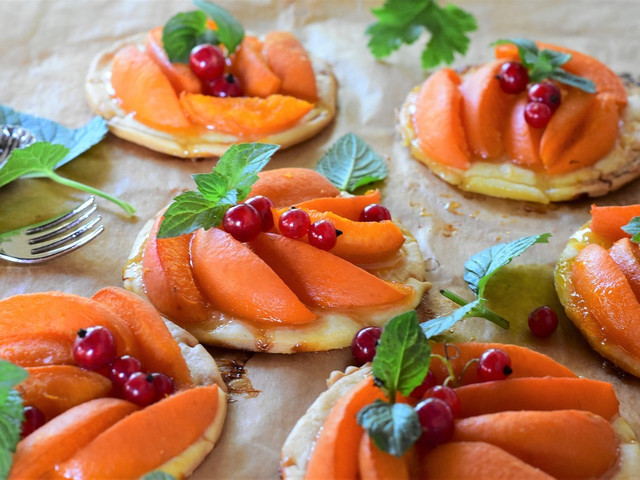 Mit Aprikosenkompott kannst du weitere Süßspeisen verfeinern. 