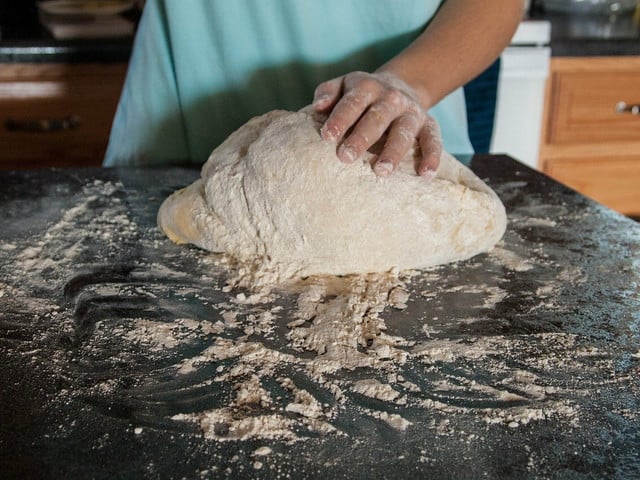 Neapolitanischer Pizzateig: Das solltest du beachten Neapolitanischen Pizzateig musst du besonders lange kneten.