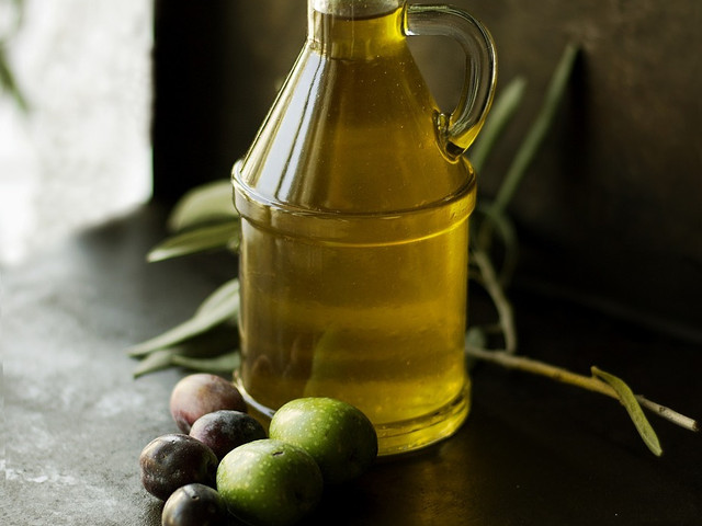 Olivenöl eignet sich gut als Grundlage für Bärlauchöl.