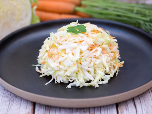 Hush Puppies: Tipps und Hinweise Coleslaw ist eine typische Beilage zu Hush Puppies,