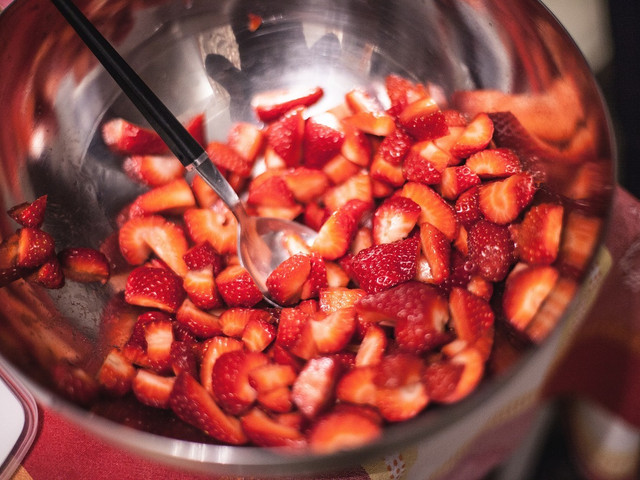 Eine scharfe Erdbeer-Salsa eignet sich gut als Dip für einen Grillabend.