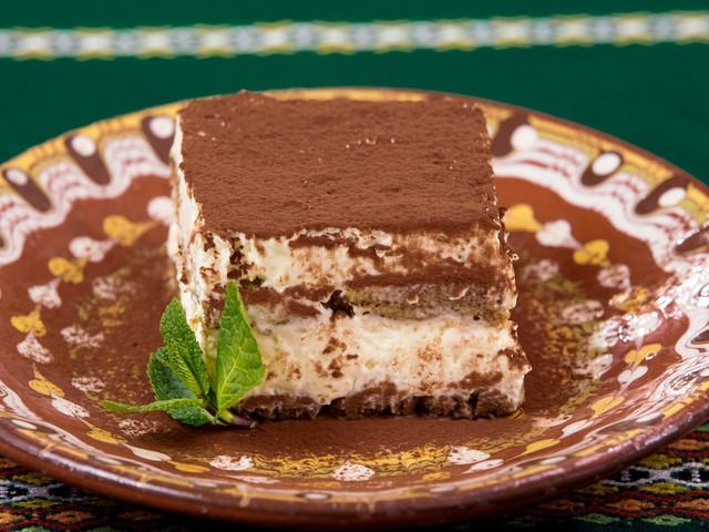 Einfaches Rezept für Lebkuchentiramisu Du kannst das Lebkuchentiramisu portionsweise in Gläsern oder in einer großen Form schichten und dann schneiden.