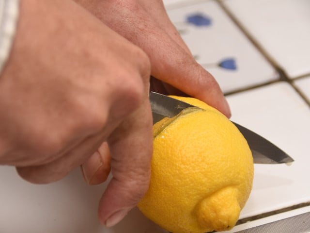 Verwende zur Herstellung von Giersch-Limonande nur Bio-Zitronen.