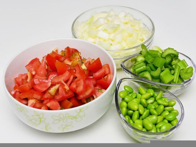 Du kannst den Edamame-Salat ganz einfach durch weitere Zutaten abwandeln.