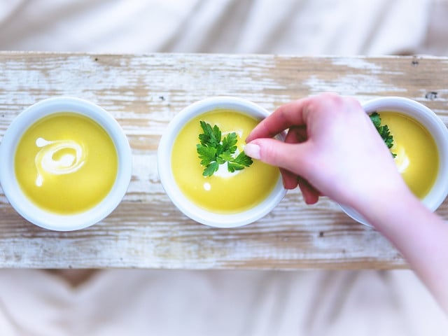 Spargelcremesuppe: Vegane Alternative und Zubereitungstipps Wenn du möchtest, kannst du die Spargelcremesuppe mit etwas Petersilie garnieren.