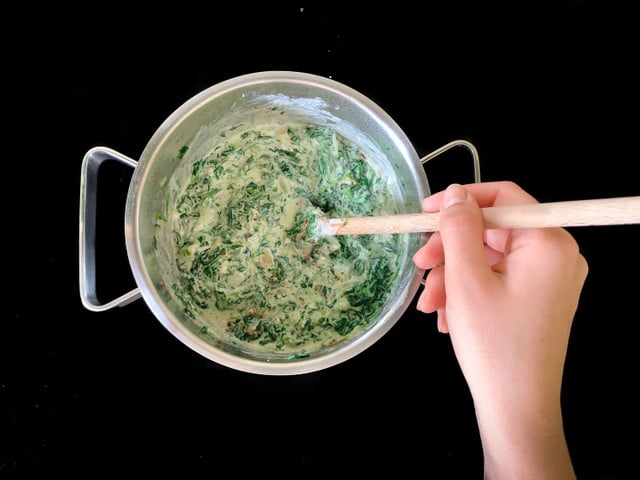 Die Soße aus Spinat, Frischkäse und Sahne macht den vegetarischen Auflauf besonders cremig.