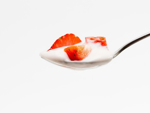 Du kannst den süßen Couscous auch mit Sojajoghurt und Erdbeeren anreichern.