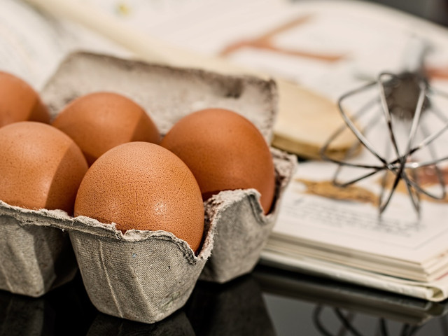 Der Teig für Yorkshire-Pudding wird mit Eiern besonders fluffig. 