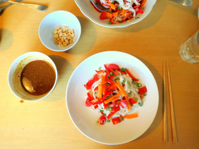 Der vegane Thai-Salat setzt sich zusammen aus knackigem Gemüse, Reisnudeln und einem würzigen Erdnussdressing.