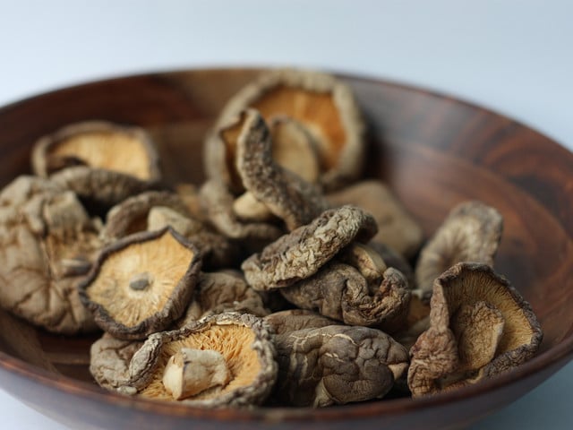 Getrocknete Shiitake-Pilze tragen zum herzhaften Geschmack des Umami-Gewürzes bei.