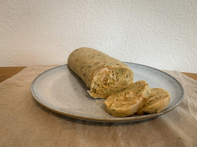 Schneide die Serviettenknödel in Scheiben.