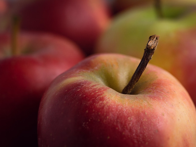 Baue deine Äpfel selber an und verwende sie für die Apfelbällchen.