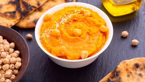 Orange und süß: So geht Karotten-Hummus