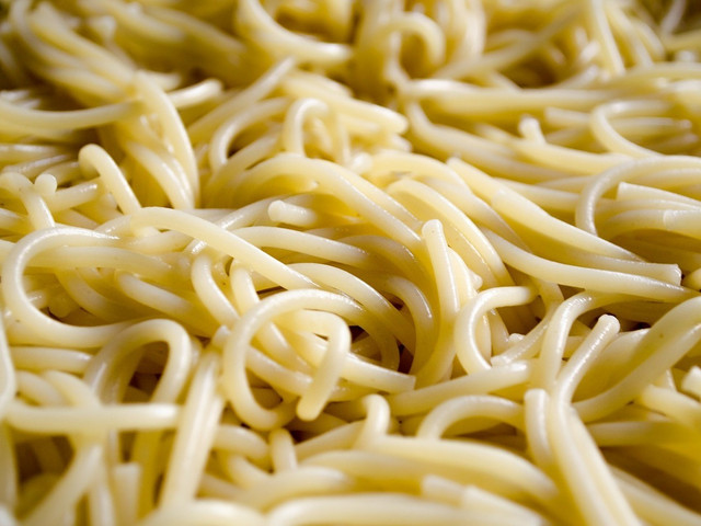 Frittata di Spaghetti ist eine leckere Möglichkeit, um Spaghetti vom Vortag zu verwerten.