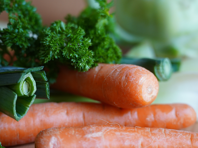 In selbstgemachten Brühwürfeln kannst du deine Gemüsereste verwerten.