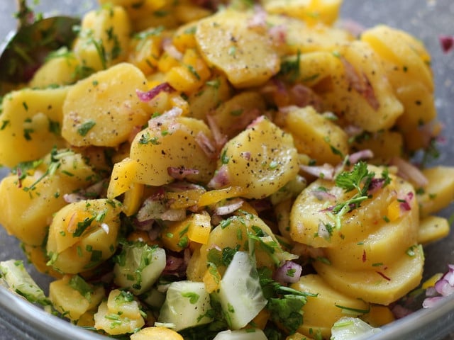 Du kannst den Artischockensalat mit Kartoffeln warm oder kalt servieren.