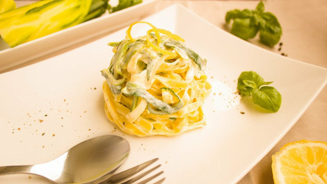 Spaghetti mit Zucchini und Zitrone: Ein sommerliches Rezept