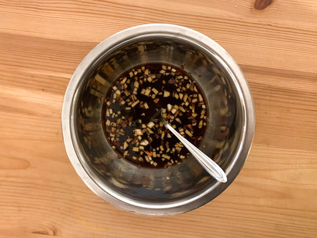 Schmecke das Dressing ab, variiere gegebenenfalls die Menge der einzelnen Zutaten.