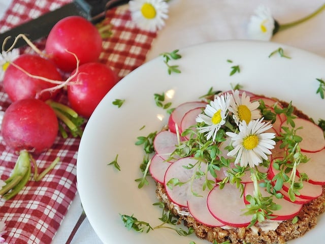 Das passt zu Vollkornbrot Mit selbstgemachtem Aufstrich und frischem Gemüse schmeckt Vollkornbrot besonders lecker.