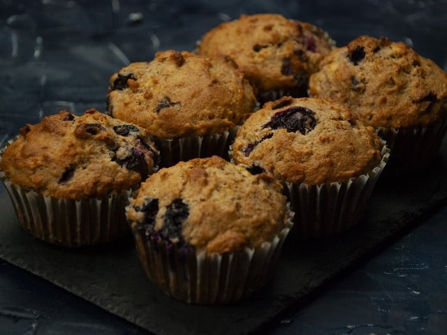 Dieses Rezept für Apfelmusmuffins ohne Zucker kannst du auf vielerlei Weise abwandeln.