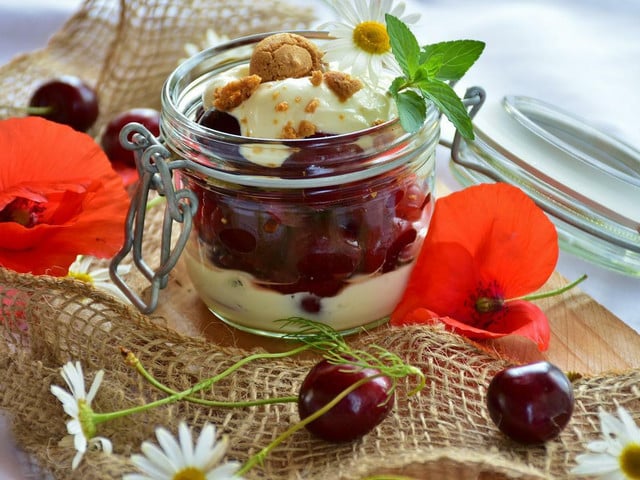 Gegrillte Kirschen mit süßem Dressing: So geht’s Serviere die gegrillten Kirschen beispielsweise mit Quark.
