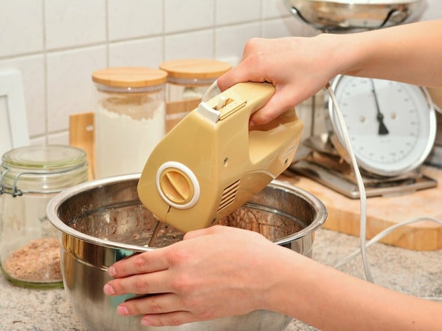 Am einfachsten ist die Zubereitung mit dem Rührgerät, doch du kannst den Teig auch mit dem Kochlöffel verrühren. 