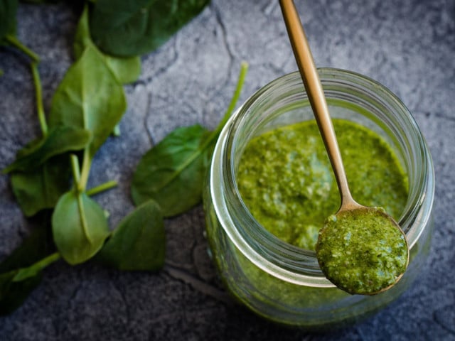 Grünes Spargelpesto: Veganes Rezept für den Frühling Grünes Pesto aus Spargel schmeckt besonders cremig und aromatisch.