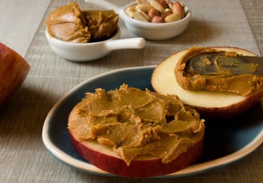 Apfel mit Erdnussbutter