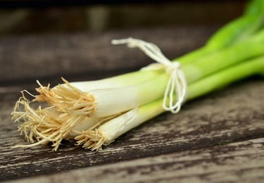 Die Kräuterpfannkuchen kannst du zum Beispiel mit Frühlingszwiebeln zubereiten.