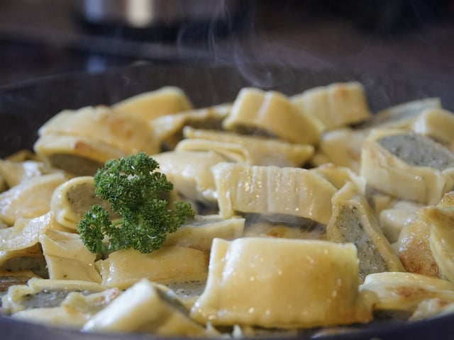 Als Hauptspeise für dein veganes Ostermenü kannst du zum Beispiel Maultaschen mit Spinat servieren.