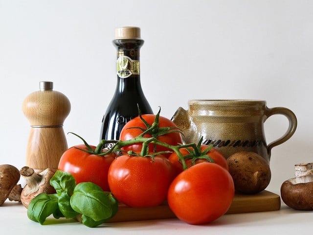 Die mediterrane Gemüsepfanne nutz vor allem Zutaten aus der Mittelmeerregion.