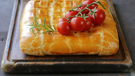 Pizzastrudel mit Paprika und Oliven: Leckeres Rezept