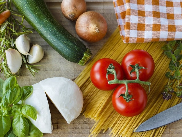 Zu Pasta alla Crudaiola passen beispielsweise Tomaten und Mozzarella.