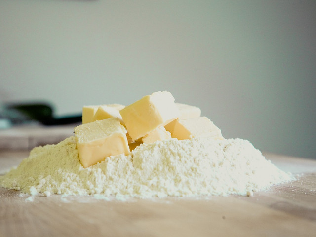 Zucker, Margarine und Mehl – mehr brauchst du kaum, um einen leckeren Mürbeteig zu backen.