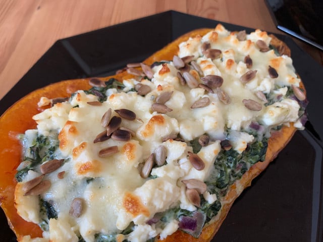 Pinienkerne oder Sonnenblumenkerne passen gut zum Gericht.