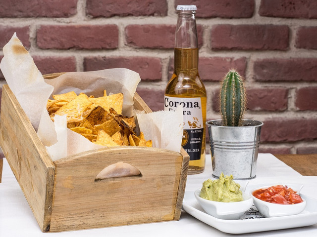 Typisch mexikanisch und passend zu Chili con Tofu: Nachos und frische Dips.