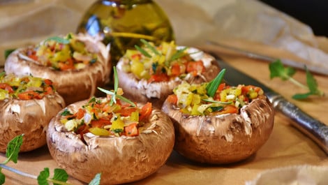 Gefüllte Champignons vom Grill: Ein vegetarisches Rezept