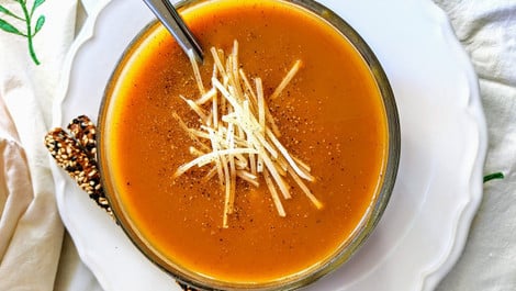 Butternut-Kürbissuppe: Rezept mit Kokosmilch, Kartoffeln und Ingwer