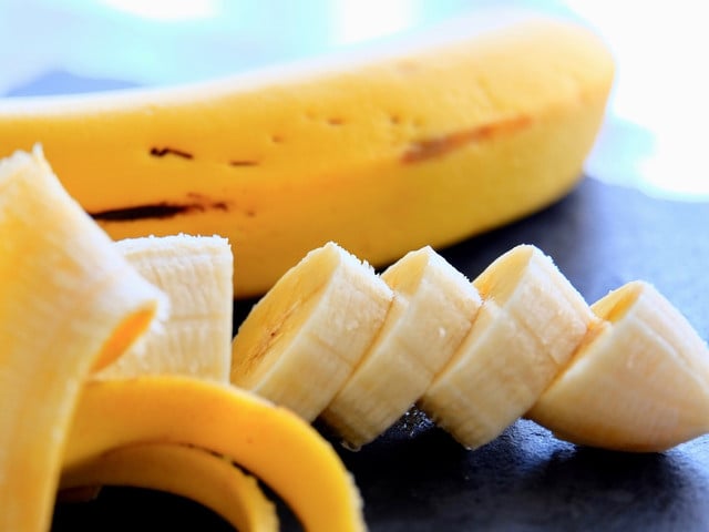 Eine zerdrückte Banane eignet sich besonders gut als Ei-Ersatz für einen veganen Brotkuchen.