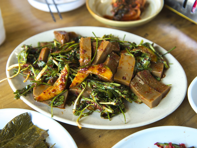 Dubu Jorim essen Koreaner:innen traditionell mit Gemüse.