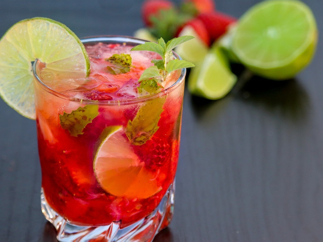 Erdbeerbowle alkoholfrei: ein erfrischendes Sommergetränk für jede Tageszeit.