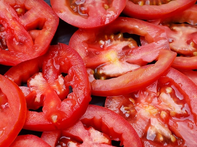 Verfeinern kann man den Erbsentoast mit Tomatenscheiben.