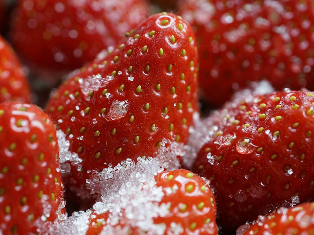 Erbeerzucker selber machen: Ein Blitzrezept Erdbeerzucker hat ein sommerlich-fruchtiges Aroma.