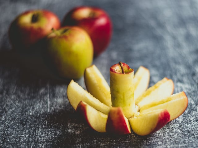 Die Apfelschale bleibt bei manchen Rezepten übrig, das Gehäuse aber so gut wie immer: Nutze diese Reste um Gelierzucker selbst zu machen.