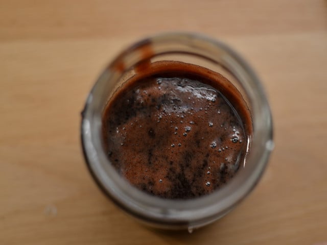 Tipps für die Zubereitung der Balsamico-Creme Die fertige Balsamico-Creme im Glas.