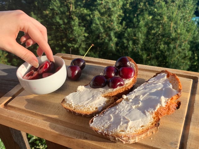 Belege das Brot mit den Kirschen.