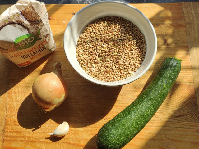 Buchweizenbratlinge: Ein einfaches Rezept Diese Zutaten brauchst du für die veganen Patties.