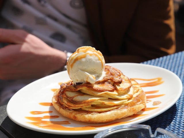 Serviere den Pumpkin Spice Sirup zum Beispiel mit Waffeln, Eis oder frischem Kuchen. 