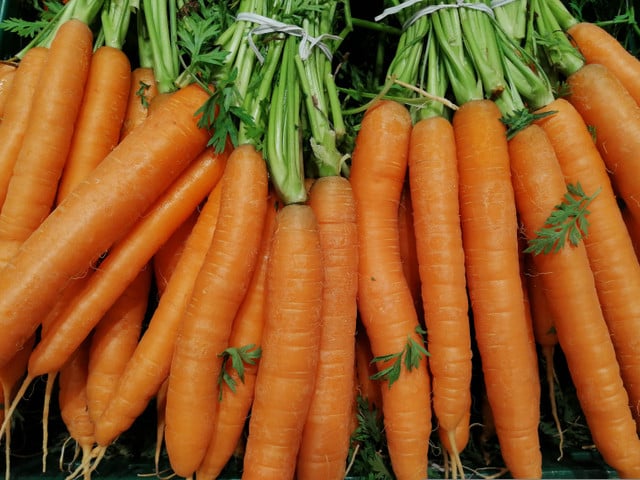 Rüblikuchen selber machen: Das Rezept Bei Bio-Karotten kannst du die Schale auch dran lassen.